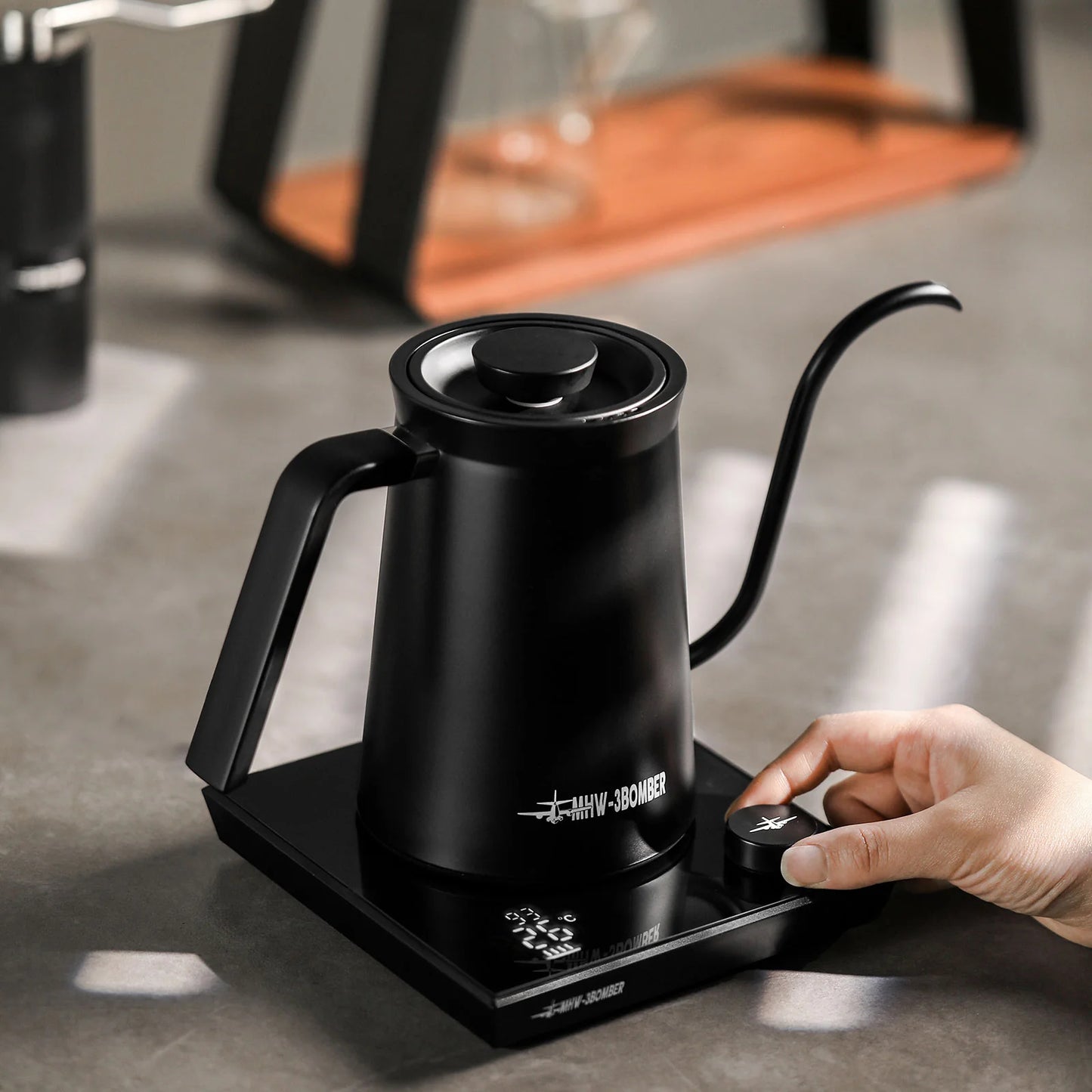 MHW-3BOMBER ASSASSIN GOOSENECK ELECTRIC KETTLE